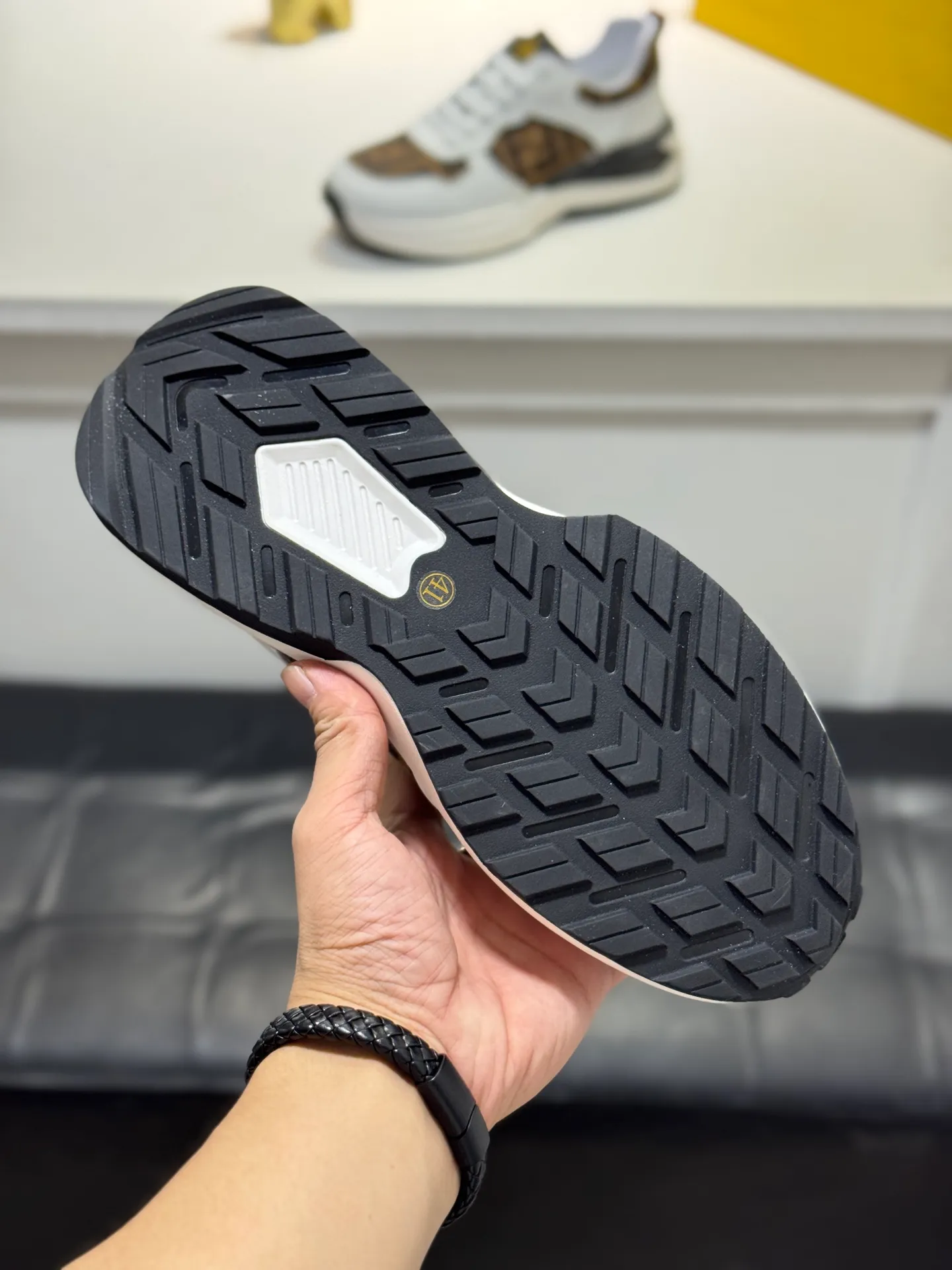 Men's shoes 💰440 [New style] 🐛🐛FENDI* Fendi! Purchasing agent level🔥hot style, the upper is made of cowhide➕canvas, and the lightweight non-slip outsole. Top quality in the market, personally performed by many celebrities, fashionable and popular, versatile and popular, simple yet tasteful, a must-have for fashionistas, exuding a fashionable and casual atmosphere, fashion is at your feet, wear it with confidence. Size: 38-44 (45 customized